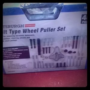 Brand New in Box Bolt Type Wheel Puller Set
